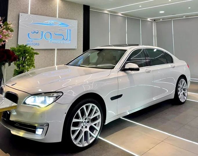 Подержанный BMW 7 Series 740i V (F01/F02/F04) Рестайлинг, 3.0 л, 2014 в Шардже от Ayoon Alhoot Motors Белый цвет. GCC | AUTO.AE