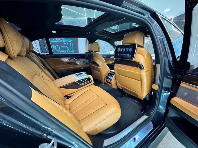 Подержанный BMW 7 Series 750Li xDrive VI (G11/G12), 4.4 л, 2017 в Шардже от Ayoon Alhoot Motors Серый цвет. GCC | AUTO.AE