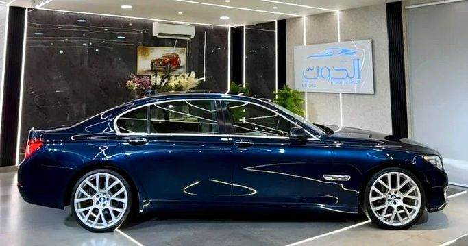 Подержанный BMW 7 Series 730Li V (F01/F02/F04) Рестайлинг, 3.0 л, 2015 в Шардже от Ayoon Alhoot Motors Синий цвет. GCC | AUTO.AE