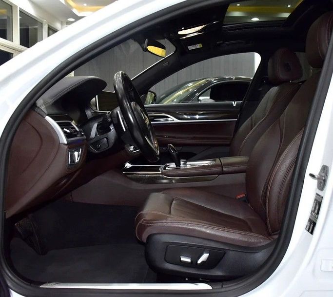 Подержанный BMW 7 Series 730Li VI (G11/G12) Рестайлинг, 0.1 л, 2022 в Шардже от Honey Gidosha Used Cars Tr. Белый цвет.  | AUTO.AE