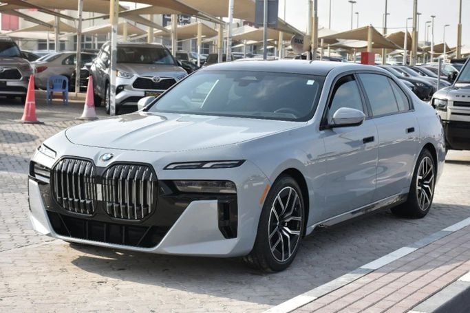 Подержанный BMW 7 Series 740i xDrive VII (G70), 3.0 л, 2024 в Шардже от Alfaris Used Cars Серый цвет. Other | AUTO.AE