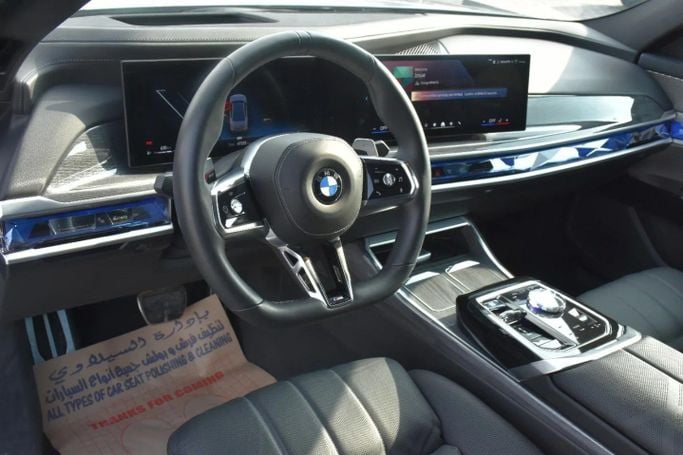Подержанный BMW 7 Series 740i xDrive VII (G70), 3.0 л, 2024 в Шардже от Alfaris Used Cars Серый цвет. Other | AUTO.AE