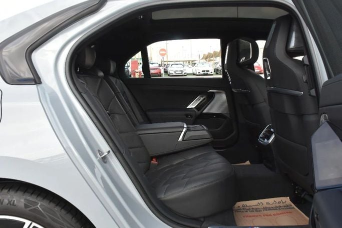 Подержанный BMW 7 Series 740i xDrive VII (G70), 3.0 л, 2024 в Шардже от Alfaris Used Cars Серый цвет. Other | AUTO.AE