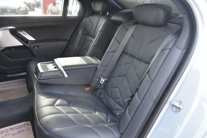 Подержанный BMW 7 Series 740i xDrive VII (G70), 3.0 л, 2024 в Шардже от Alfaris Used Cars Серый цвет. Other | AUTO.AE