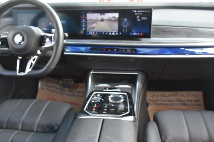 Подержанный BMW 7 Series 740i xDrive VII (G70), 3.0 л, 2024 в Шардже от Alfaris Used Cars Серый цвет. Other | AUTO.AE