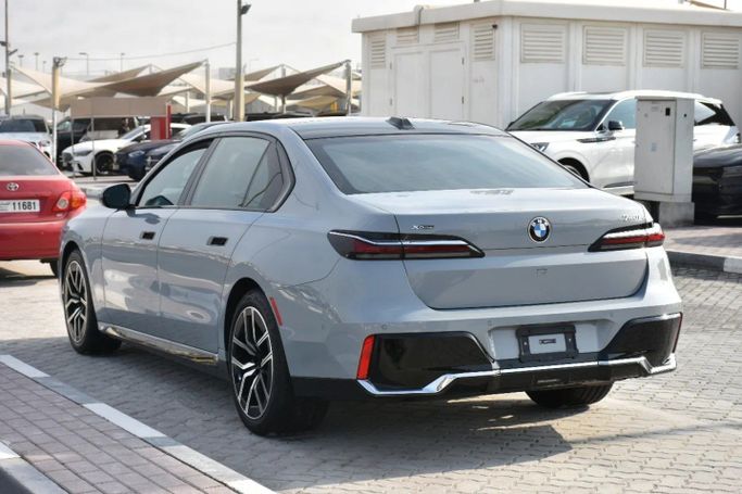 Подержанный BMW 7 Series 740i xDrive VII (G70), 3.0 л, 2024 в Шардже от Alfaris Used Cars Серый цвет. Other | AUTO.AE