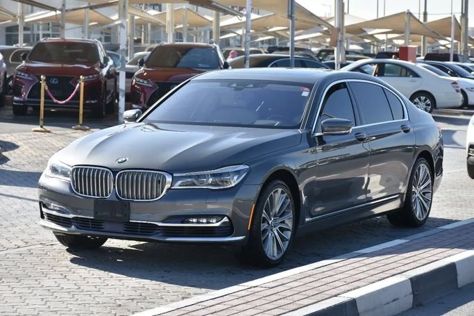 Подержанный BMW 7 Series 750i xDrive VI (G11/G12), 4.4 л, 2016 в Шардже от Alfaris Used Cars Серебристый цвет. Other | AUTO.AE