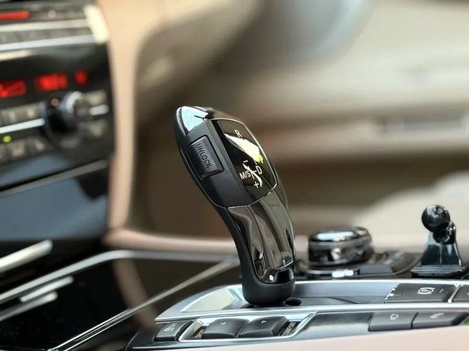 Подержанный BMW 7 Series 750Li xDrive V (F01/F02/F04) Рестайлинг, 4.4 л, 2014 в Шардже от Speed Line Used Cars Серый цвет. GCC | AUTO.AE