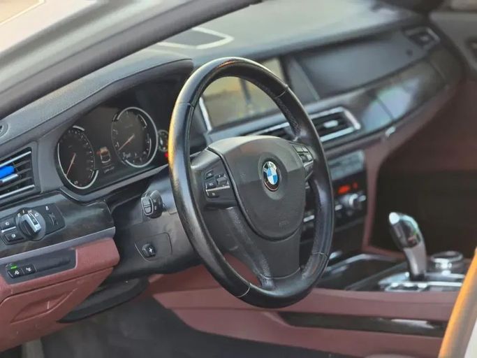 Подержанный BMW 7 Series 740Li VI (G11/G12), 3.0 л, 2017 в Шардже от Al Sayed Ezzat Khamis Белый цвет. GCC | AUTO.AE