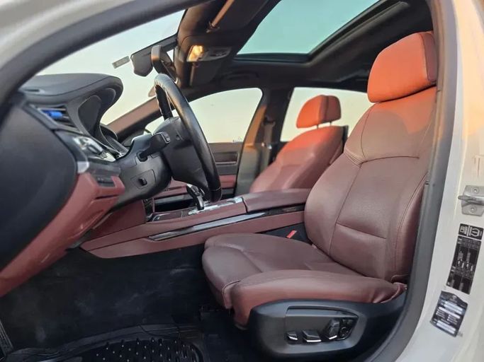 Подержанный BMW 7 Series 740Li VI (G11/G12), 3.0 л, 2017 в Шардже от Al Sayed Ezzat Khamis Белый цвет. GCC | AUTO.AE