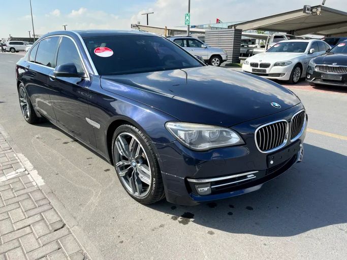 Подержанный BMW 7 Series 740Li V (F01/F02/F04) Рестайлинг, 3.0 л, 2013 в Шардже от Korean City Used Cars Trading LLC Синий цвет. Корейская | AUTO.AE