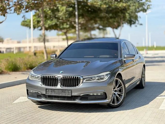 Подержанный BMW 7 Series 730Li VI (G11/G12), 2 л, 2017 в Шардже от Al Sayarah Afaeqah Used Cars Серый цвет. GCC | AUTO.AE