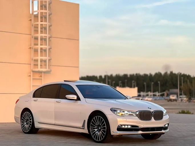 مستعملة BMW 7 Series 750Li xDrive السادس (G11/G12), 4.4 l, 2017 في في الشارقة من SHARQ VIRGINIA USED CARS، اللون أبيض. مواصفات الخليج | AUTO.AE
