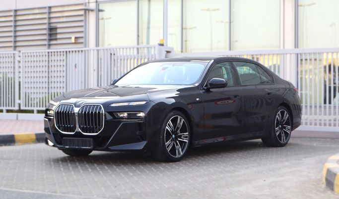 مستعملة BMW 7 Series 740i xDrive سابعاً (G70), 3.0 l, 2023 في في الشارقة من Sama Al Sham Cars، اللون أسود. مواصفات الخليج | AUTO.AE | إعلان #264267