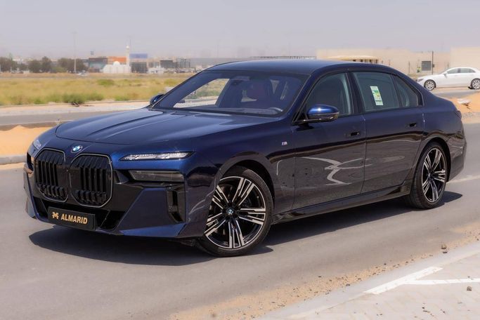مستعملة BMW 7 Series 740i سابعاً (G70), 3.0 l, 2026 في في الشارقة من Al Marid Motors، اللون أزرق داكن.  | AUTO.AE | إعلان #272801