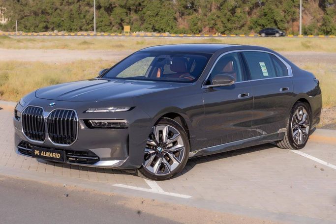 Подержанный BMW 7 Series 735i VII (G70), 3.0 л, 2026 в Шардже от Al Marid Motors Серый цвет.  | AUTO.AE | Объявление #272810