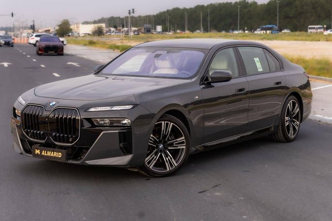 Подержанный BMW 7 Series 740i VII (G70), 3.0 л, 2026 в Шардже от Al Marid Motors Серый цвет.  | AUTO.AE | Объявление #272811