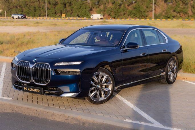 جديدة BMW 7 Series 735i سابعاً (G70), 3.0 l, 2026 في في الشارقة من Al Marid Motors، اللون أزرق داكن.  | AUTO.AE | إعلان #273103