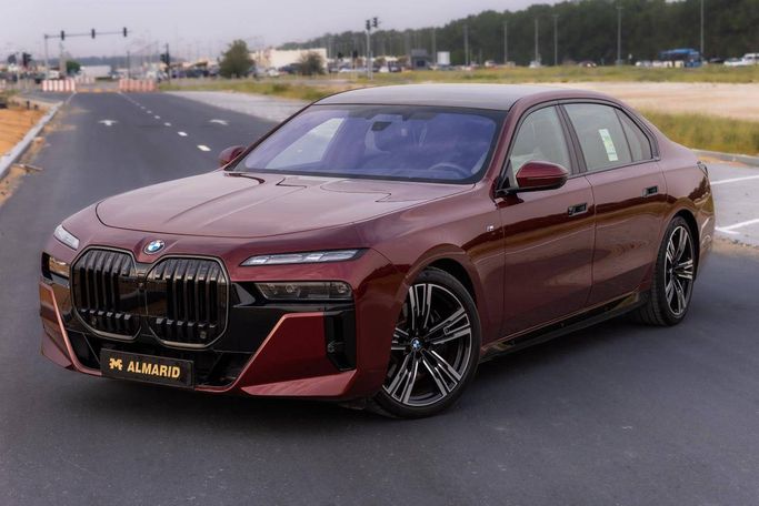 Подержанный BMW 7 Series 740i VII (G70), 3.0 л, 2026 в Шардже от Al Marid Motors Красный цвет.  | AUTO.AE | Объявление #273105