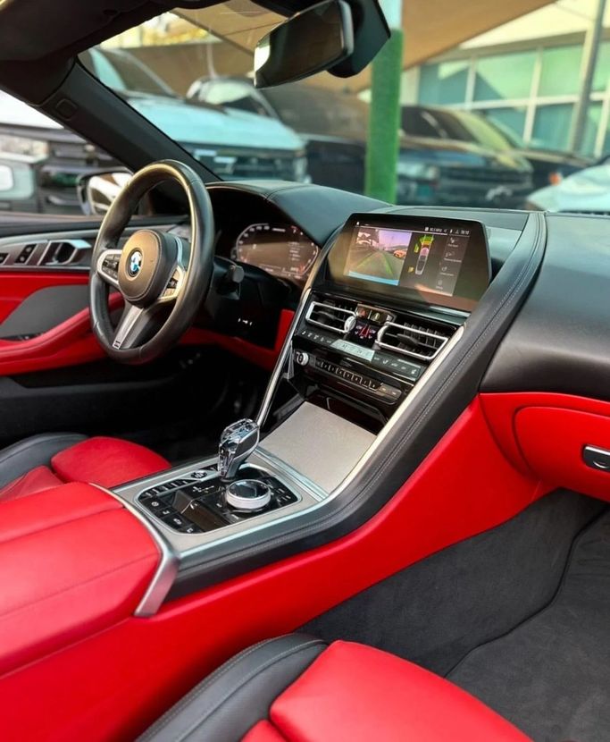 Подержанный BMW 8 Series 840i II (G14/G15/G16), 3.0 л, 2021 в Шардже от Noor Al Seyoh Used Cars Бирюзовый цвет. Корейская | AUTO.AE