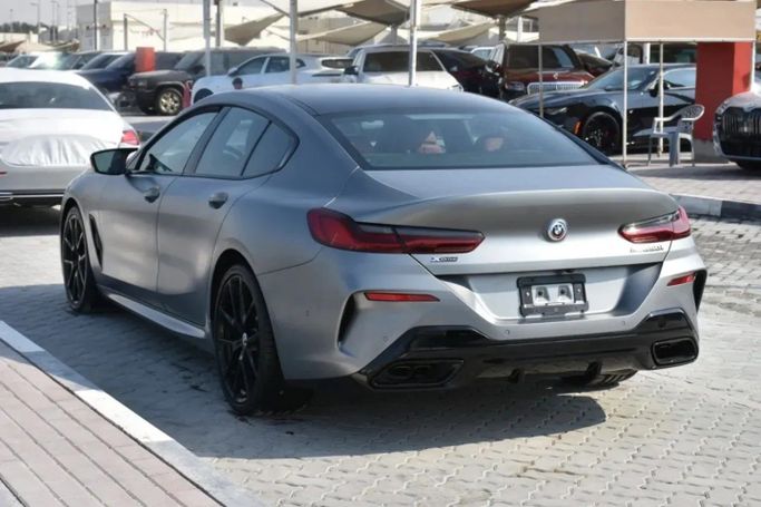 Подержанный BMW 8 Series M850i xDrive II (G14/G15/G16) Рестайлинг, 4.4 л, 2023 в Шардже от Alfaris Used Cars Серебристый цвет. GCC | AUTO.AE