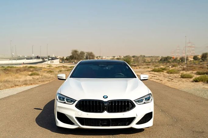 Подержанный BMW 8 Series M850i xDrive II (G14/G15/G16), 4.4 л, 2022 в Шардже от Najem Al Tareeq Used Cars Белый цвет. Американская | AUTO.AE