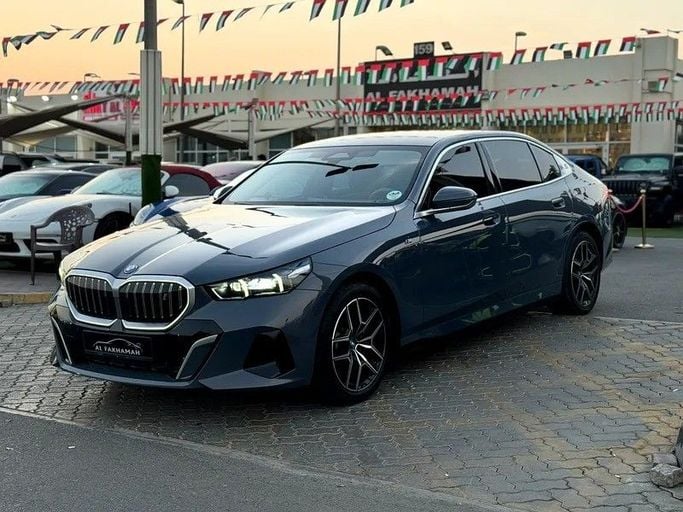 Подержанный BMW i5 eDrive35L, 2025 в Шардже от Al Fakhamah Used Cars Серый цвет. Американская | AUTO.AE