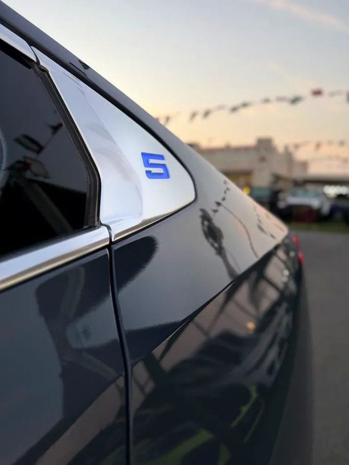 Подержанный BMW i5 eDrive35L, 2025 в Шардже от Al Fakhamah Used Cars Серый цвет. Американская | AUTO.AE