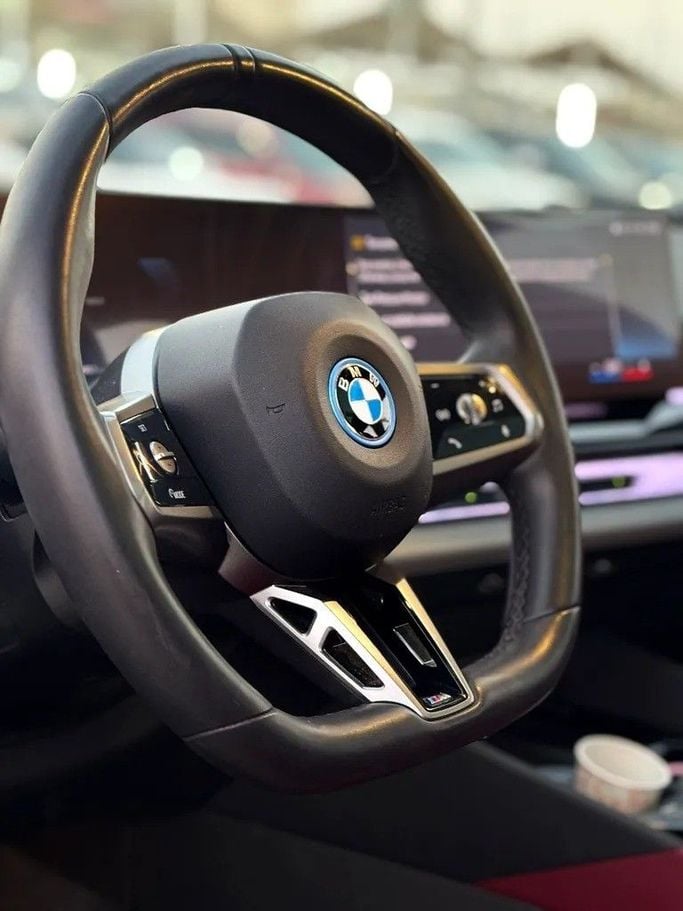 Подержанный BMW i5 eDrive35L, 2025 в Шардже от Al Fakhamah Used Cars Серый цвет. Американская | AUTO.AE