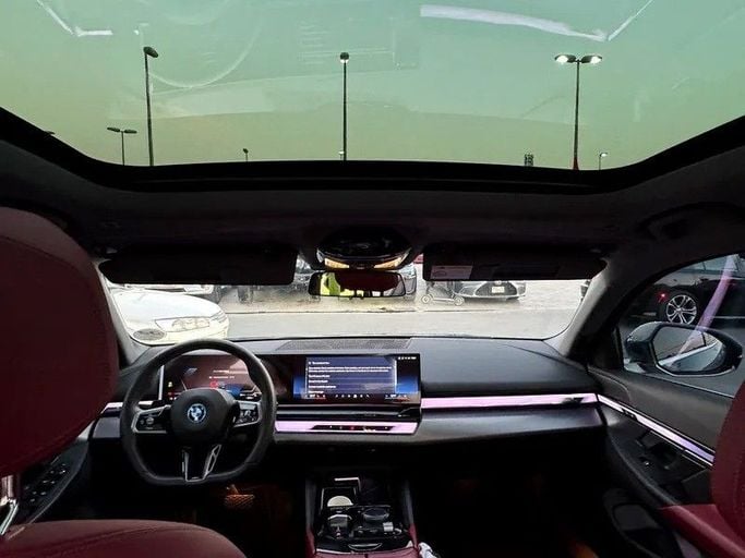 Подержанный BMW i5 eDrive35L, 2025 в Шардже от Al Fakhamah Used Cars Серый цвет. Американская | AUTO.AE