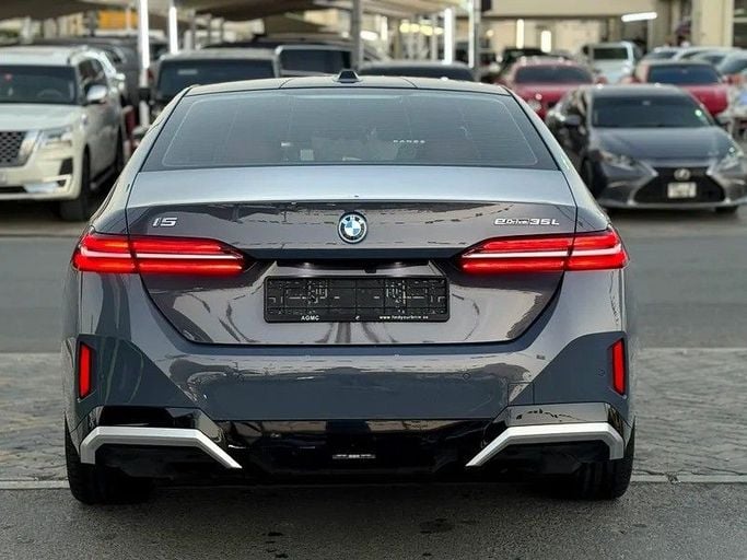 Подержанный BMW i5 eDrive35L, 2025 в Шардже от Al Fakhamah Used Cars Серый цвет. Американская | AUTO.AE