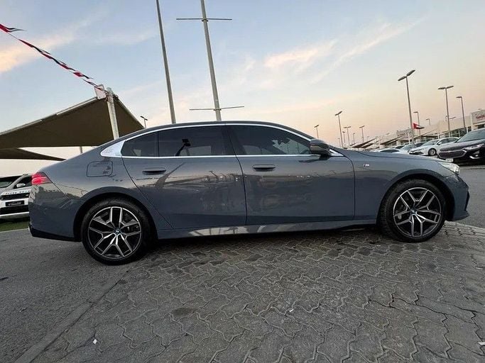 Подержанный BMW i5 eDrive35L, 2025 в Шардже от Al Fakhamah Used Cars Серый цвет. Американская | AUTO.AE