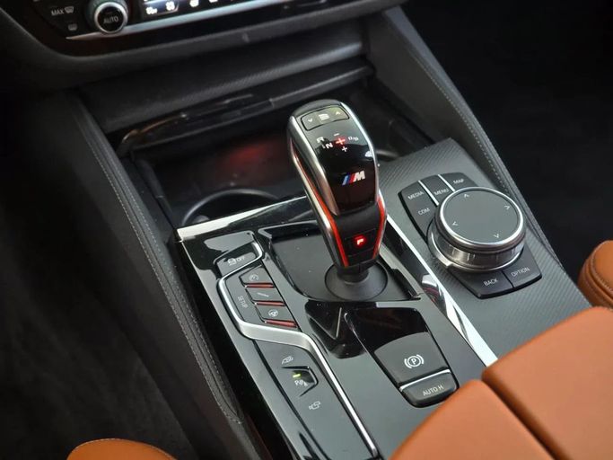 Подержанный BMW M5 Competition VI (F90), 4.4 л, 2019 в Шардже от Al Jana Used Cars Черный цвет. Корейская | AUTO.AE