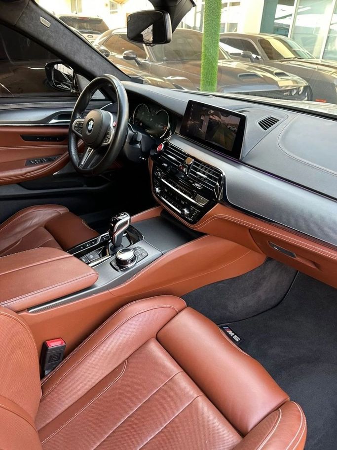 Подержанный BMW M5 Competition VI (F90) Рестайлинг, 4.4 л, 2020 в Шардже от Noor Al Seyoh Used Cars Серый цвет. GCC | AUTO.AE