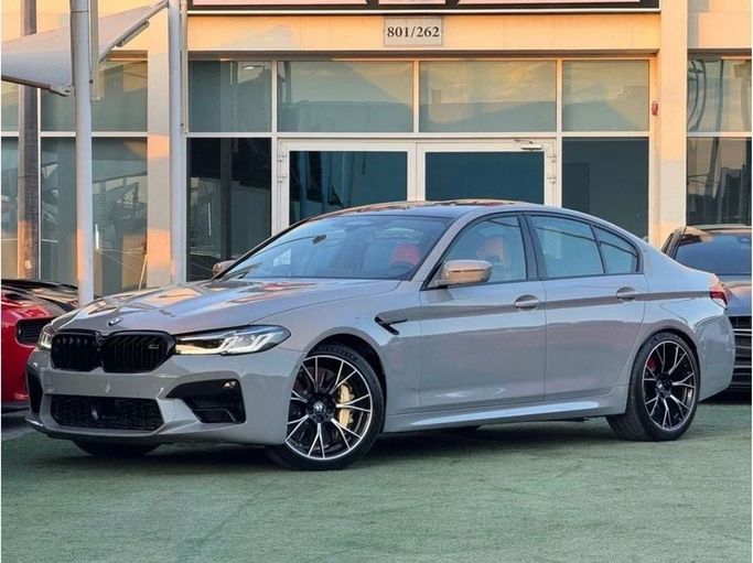 Подержанный BMW M5 Competition VI (F90) Рестайлинг, 4.4 л, 2021 в Шардже от Noor Al Seyoh Used Cars Серый цвет. Корейская | AUTO.AE