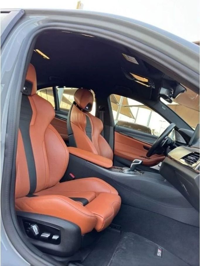 Подержанный BMW M5 Competition VI (F90) Рестайлинг, 4.4 л, 2021 в Шардже от Noor Al Seyoh Used Cars Серый цвет. Корейская | AUTO.AE