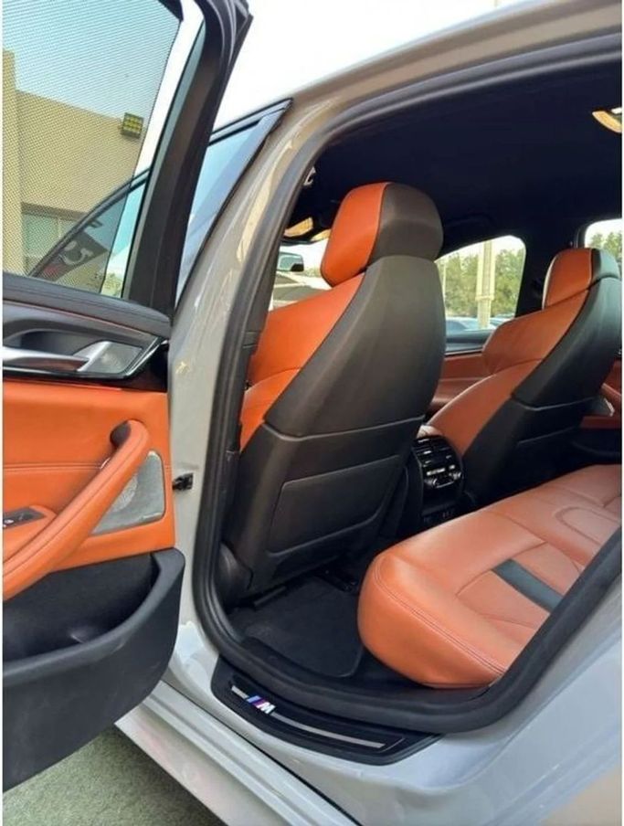 Подержанный BMW M5 Competition VI (F90) Рестайлинг, 4.4 л, 2021 в Шардже от Noor Al Seyoh Used Cars Серый цвет. Корейская | AUTO.AE