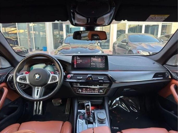 Подержанный BMW M5 Competition VI (F90) Рестайлинг, 4.4 л, 2021 в Шардже от Noor Al Seyoh Used Cars Серый цвет. Корейская | AUTO.AE