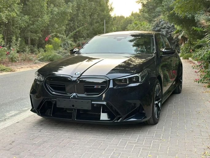مستعملة BMW M5 سابعاً (G90), 4.4 l, 2025 في في الشارقة من AL TAWEEL MOTORS، اللون أسود. المواصفات الأوروبية | AUTO.AE