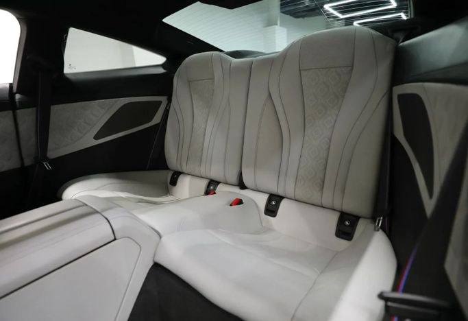 Подержанный BMW M8 Competition I (F91/F92/F93) Рестайлинг, 4.4 л, 2022 в Шардже от Al Qassem Cars Trading Серый цвет. Американская | AUTO.AE