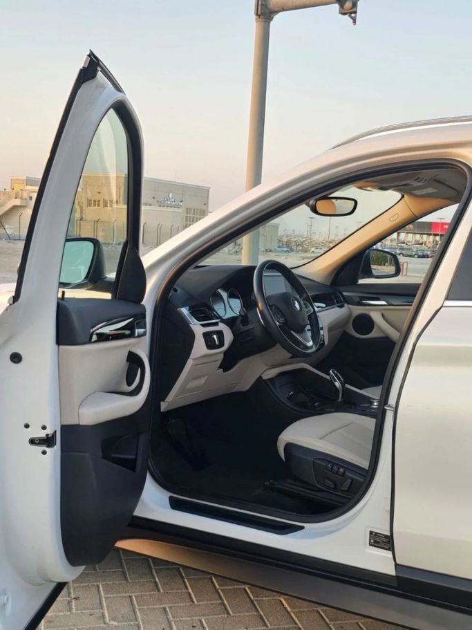Подержанный BMW X1 28i xDrive II (F48) Рестайлинг, 2.0 л, 2019 в Шардже от Al Aayan Used Cars Белый цвет. GCC | AUTO.AE