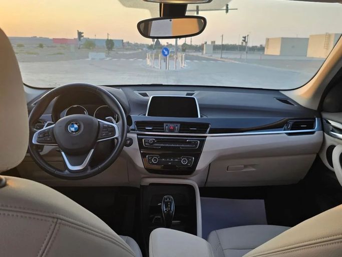 Подержанный BMW X1 28i xDrive II (F48) Рестайлинг, 2.0 л, 2019 в Шардже от Al Aayan Used Cars Белый цвет. GCC | AUTO.AE