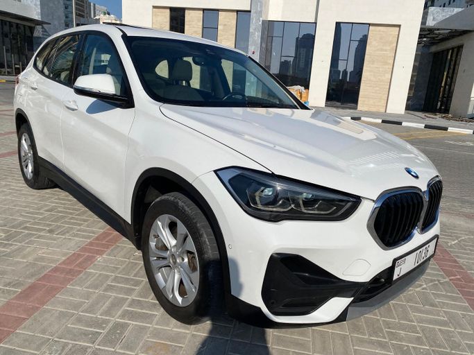 مستعملة BMW X1 20i sDrive II (F48) فيس ليفت II (F48), 2.0 l, 2021 في في الشارقة، اللون أبيض. مواصفات الخليج | AUTO.AE | إعلان #273590