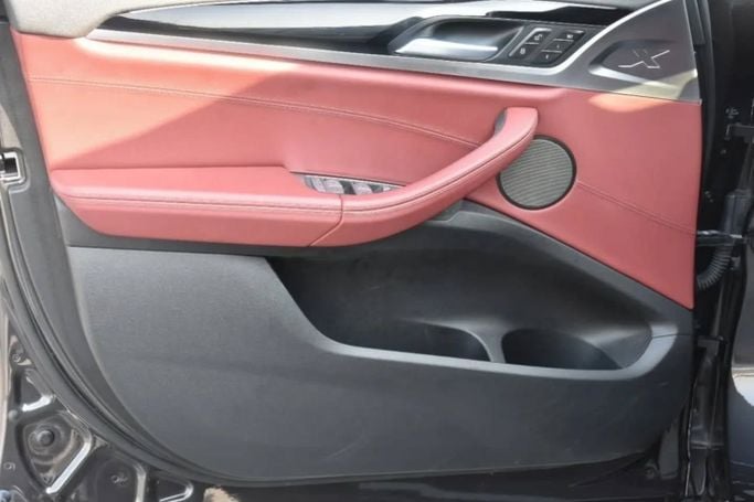 Подержанный BMW X4 30i II (G02), 2.0 л, 2021 в Шардже от Alfaris Used Cars Черный цвет. GCC | AUTO.AE