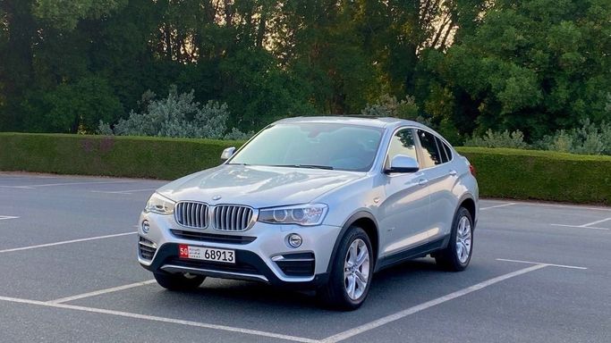 Подержанный BMW X4 28i I (F26), 2.0 л, 2015 в Шардже от Halla Cars Серебристый цвет. Американская | AUTO.AE