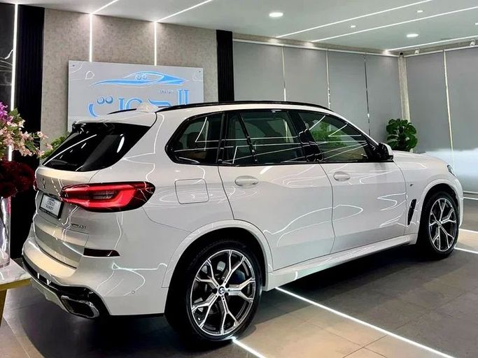Used BMW X5 50i IV (G05/G18), 4.4 l, 2020 in Sharjah by Ayoon Alhoot Motors, White color. GCC Specs | AUTO.AE