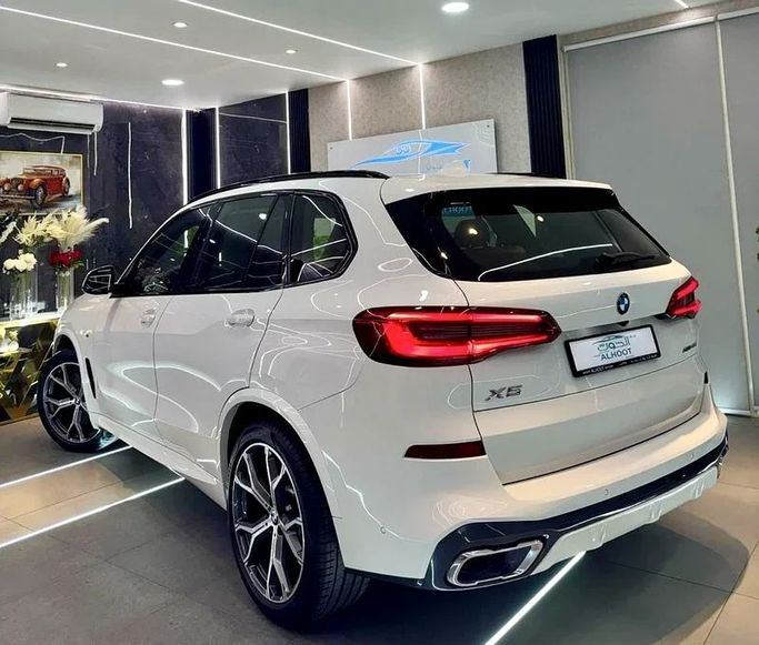 Used BMW X5 50i IV (G05/G18), 4.4 l, 2020 in Sharjah by Ayoon Alhoot Motors, White color. GCC Specs | AUTO.AE