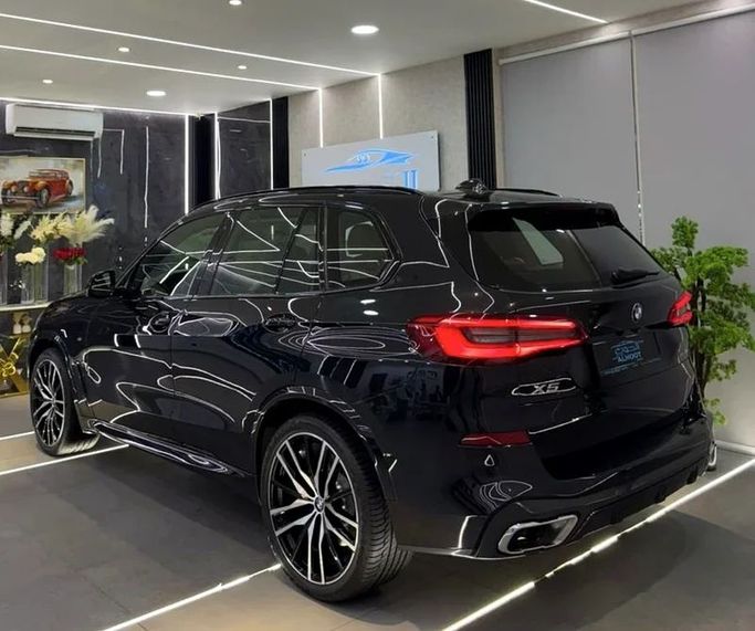 Подержанный BMW X5 50i IV (G05/G18), 4.4 л, 2020 в Шардже от Ayoon Alhoot Motors Черный цвет. GCC | AUTO.AE