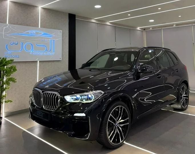 Подержанный BMW X5 50i IV (G05/G18), 4.4 л, 2020 в Шардже от Ayoon Alhoot Motors Черный цвет. GCC | AUTO.AE