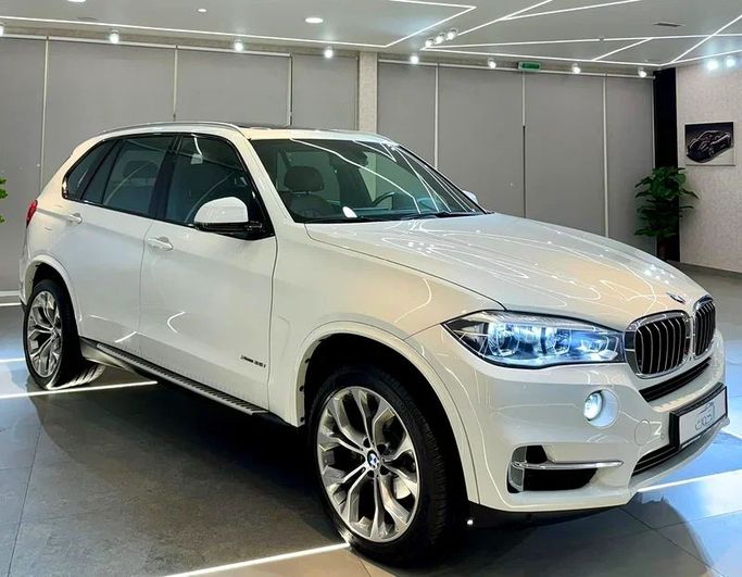 Подержанный BMW X5 35i III (F15), 3.0 л, 2015 в Шардже от Ayoon Alhoot Motors Белый цвет. GCC | AUTO.AE